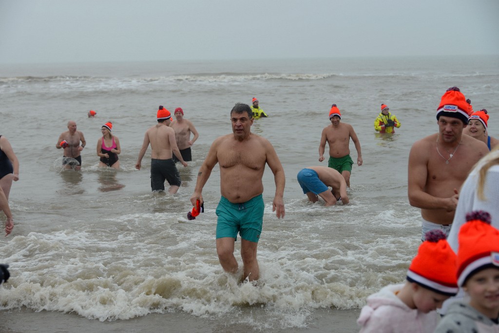 ../Images/Nieuwjaarsduik Noordwijk 2020 101.jpg